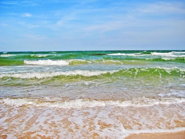 Baltische Zee, golven op het strand — Stockfoto
