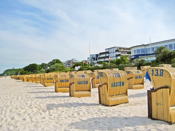 Strand in Scharbeutz met strand stoelen, Oostzee, Duitsland — Stockfoto