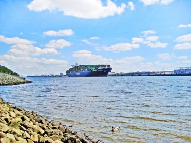 Konteyner gemisi üzerinde nehir Elbe, Hamburg