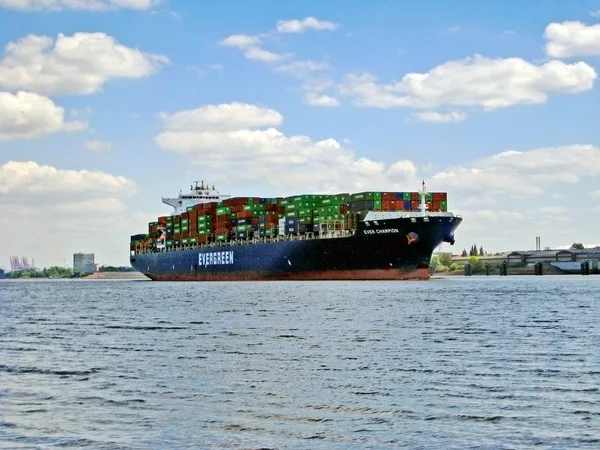 Containerschip op rivier de Elbe, Hamburg — Stockfoto