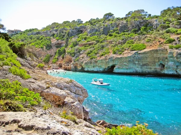 Cala des moro, Mallorca - Bucht mit Strand und Boot — Stockfoto