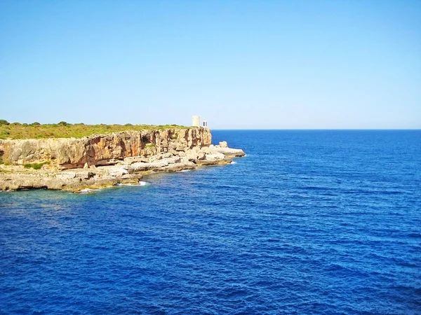 Cala Figuera, entrada da baía com torre no penhasco — Fotografia de Stock