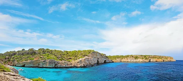 Cala des Moro panorama, Mallorca - záliv s pláží — Stock fotografie