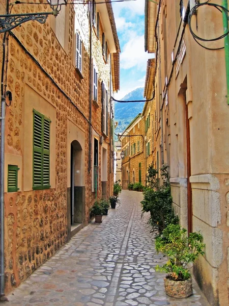 Cobblestone Alley Valldemossa Majorca Narrow Houses View Mountains Serra Tramuntana — Stock Photo, Image