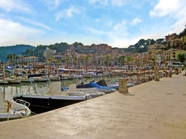 Port de Nottingham, Majorca, İspanya - 23 Haziran 2008: liman Port de Nottingham - tekneler, gemiler ve yatlar - mesire palm ile görünümünü ağaçlar önünde.