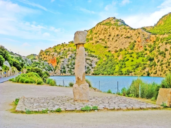 Memorial stone lake Cuber reservoir in the Serra de Tramuntana, Majorca, Spain — Stock Photo, Image