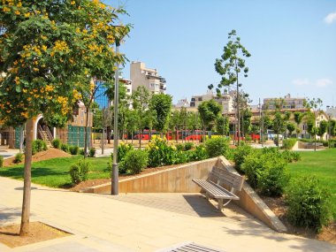 Palma de Mallorca, İspanya - 25 Haziran 2008: otobüs depo Palma de Mallorca, yeşil park gibi alan arka planda otobüs ile