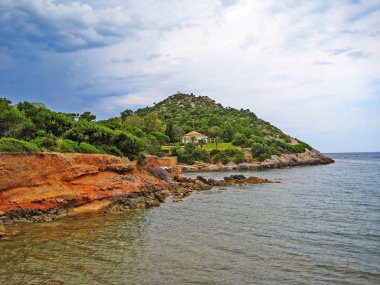 Renkli sahil köyü Urbanitzacio Gesa / yarımada Victoria (Talaia Alcudia) Mayorka - gökyüzü bulutlar ile