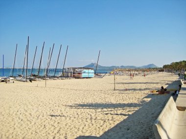 Port de Pollenca, Majorca, İspanya - 26 Ağustos 2008: plaj sörf tahtası ve Yelkenli Kiralama Servisi, defne Port de Pollenca - Yarımadası Victoria / Alcudia arka planda