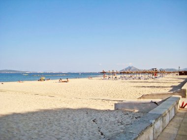 Port de Pollenca, Majorca, İspanya - 26 Ağustos 2008: Port de Pollenca - Yarımadası Victoria Beach / Alcudia arka planda