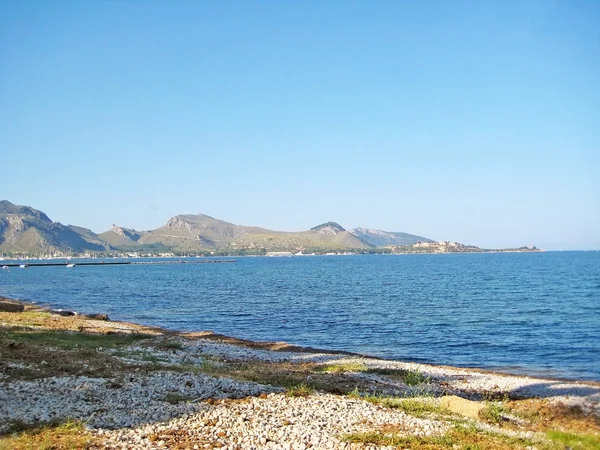 Küste nördlich von Mallorca, Blick Richtung formentor, steinerner Strand davor — Stockfoto
