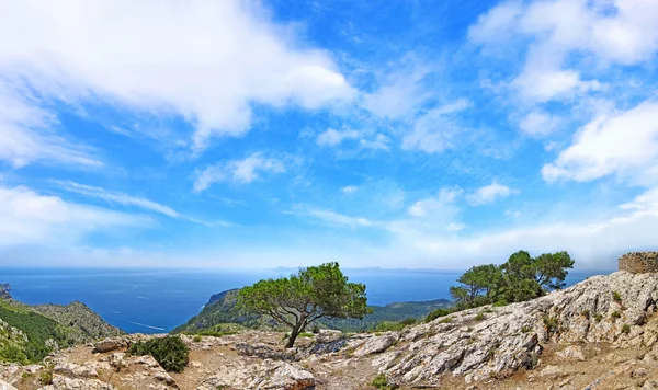 Panorama da montanha com vista para o mar e céu azul — Fotografia de Stock