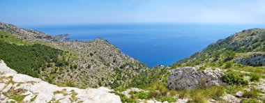 Dağ tepe panorama okyanus manzaralı - Yarımadası Victoria, Majorca, İspanya görüntülemek