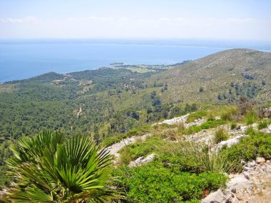 Bay Alcudia, Majorca, İspanya - dağ tepe Yarımadası Golf Club Alcanada doğru Victoria'nın görünümünden