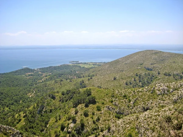 西班牙马略卡岛阿尔库迪亚湾 从维多利亚半岛山峰到阿尔卡纳达高尔夫俱乐部的景色 — 图库照片