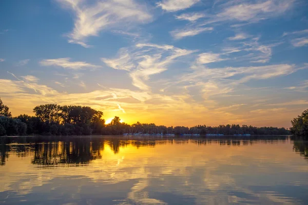 Lever / coucher du soleil sur un lac — Photo