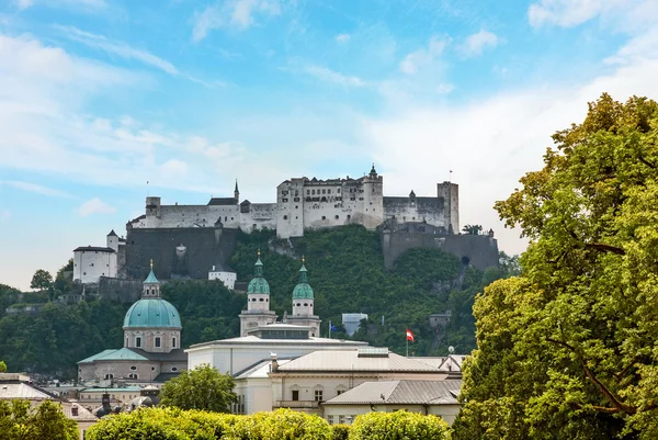 Hohensalzburgin linna, näkymä Mirabel Gardenista — kuvapankkivalokuva