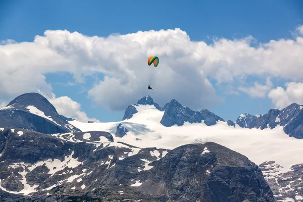 Parapente nas montanhas Dachstein — Fotografia de Stock