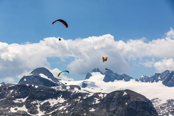 Parapente nas montanhas Dachstein — Fotografia de Stock