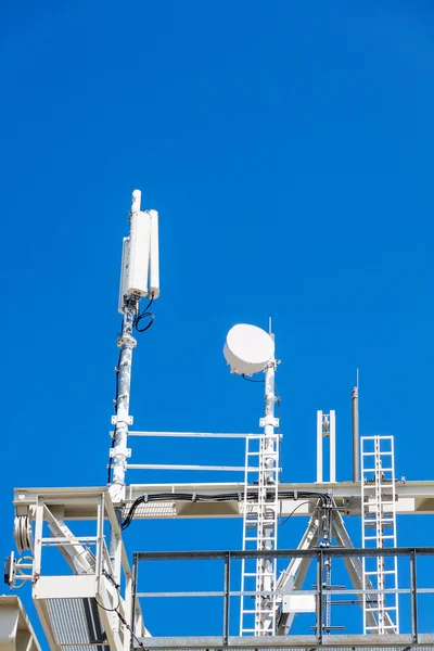 Detalle de la radio y la torre celular — Foto de Stock