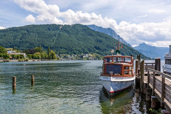 Loď na molu jezera Traunsee — Stock fotografie