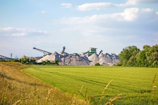 Exploitation minière à ciel ouvert et usine de traitement — Photo