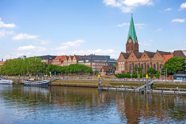 Paisaje urbano de Bremen, río Sankt Martini-Kirche y Weser — Foto de Stock