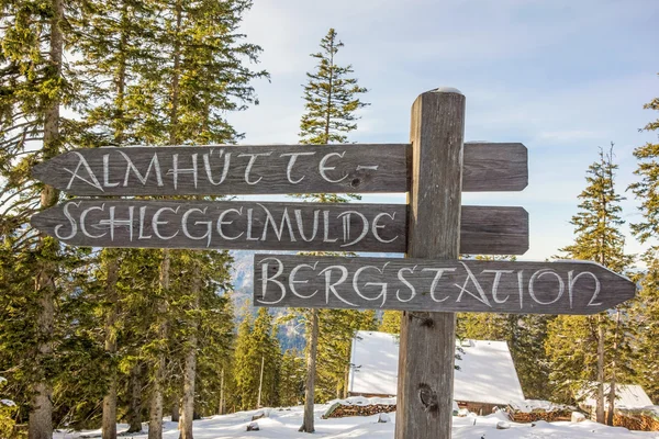 Signpost in the mountains — Stock Photo, Image