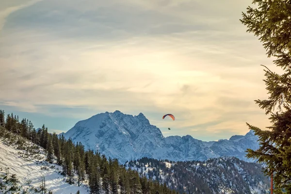 Mountain panorama with paraglider — Stock Photo, Image