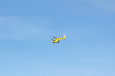 Acil durum kurtarma helikopteri uçan