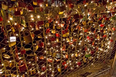 Aşk sonsuza kadar simgeleyen asma kilitler