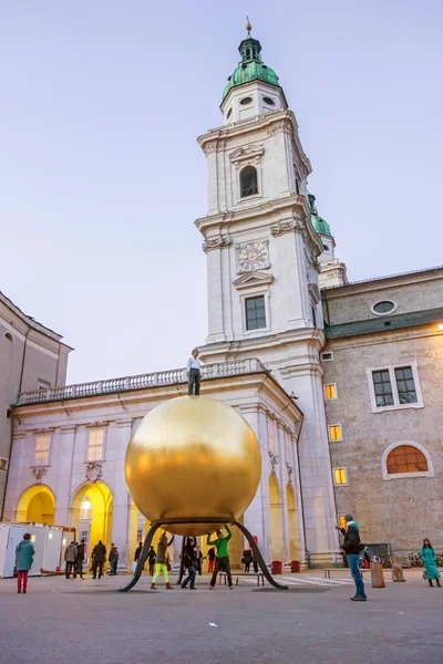 Golden sphere at Kapitelplatz square, Salzburg — Stock Photo, Image