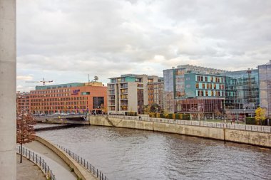 Jacob-Kaiser-Haus (en büyük parliamant bina) ve Ard Hauptstadtstudio (kamu sektörü Tv yayın şirketi)