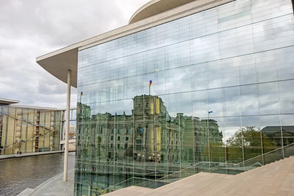 Reichstag, Berlim - céu com nuvens — Fotografia de Stock