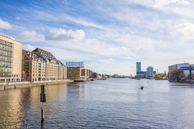 Berlin siluetinin - bulutlar Spree Nehri üzerinde