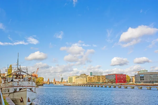 Berlin Skyline - nubes sobre el río Spree —  Fotos de Stock