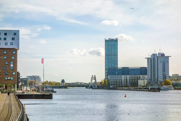 Berlin Skyline - nubes sobre el río Spree — Foto de Stock