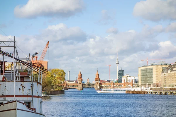 Berlin Skyline - nubes sobre el río Spree —  Fotos de Stock