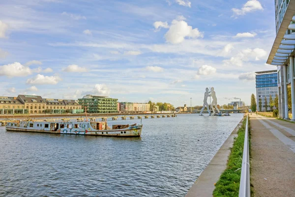 Berlim Skyline nuvens sobre o rio Spree — Fotografia de Stock