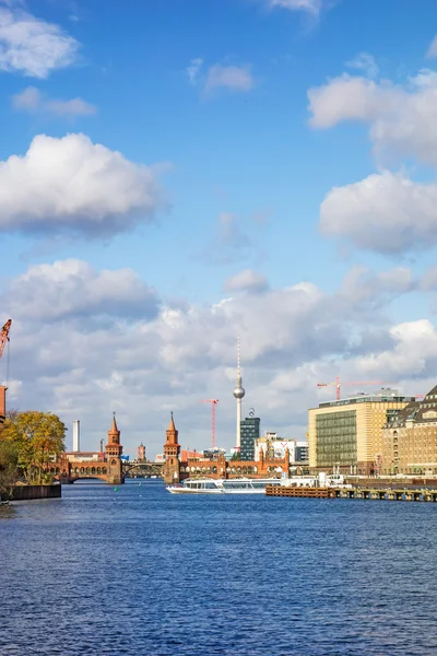 Berlijn Skyline - wolken over rivier de Spree — Stockfoto