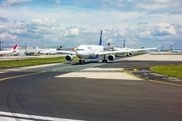 法兰克福机场-汉莎航空飞机在跑道上 — 图库照片