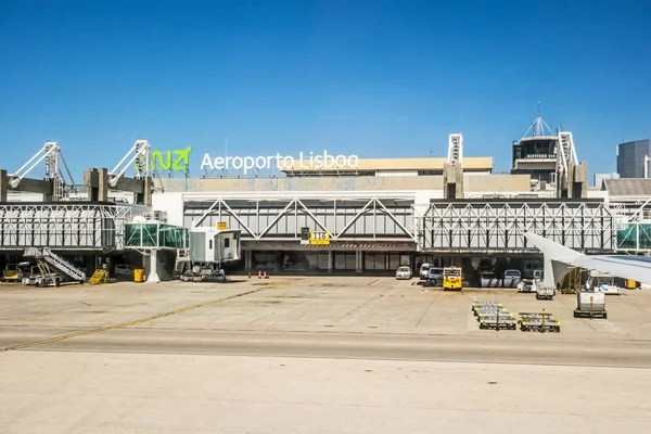 Aeroporto de Lisboa após o desembarque - Vista da janela da torre / portão principal — Fotografia de Stock