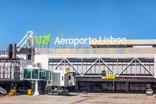 Aeroporto de Lisboa após o desembarque - Vista da janela da torre / portão principal — Fotografia de Stock