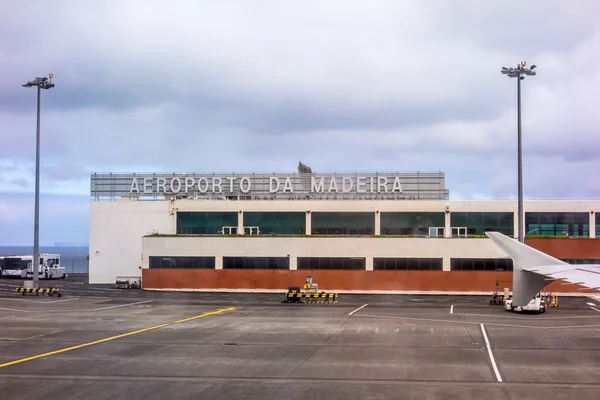Aeroporto Funchal, Madeira após o desembarque - Vista da janela do portão principal — Fotografia de Stock