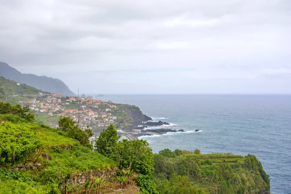 Poblíž Seixalu, ostrov Madeira - divoké severní pobřeží — Stock fotografie