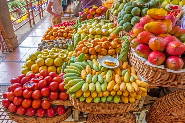 Marktstand mit exotischen Früchten, Funchal, Madeira — Stockfoto