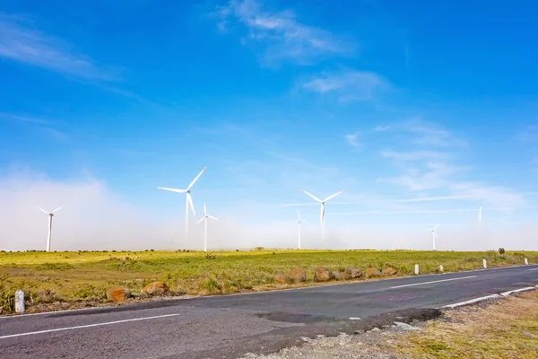 Aerogeneradores a lo largo de la carretera - cielo azul —  Fotos de Stock