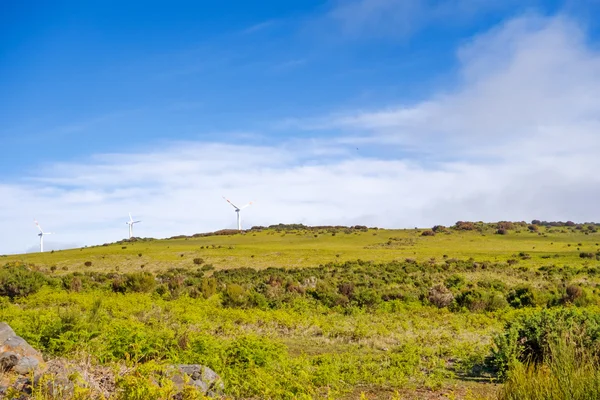 Větrné turbíny za kopci — Stock fotografie