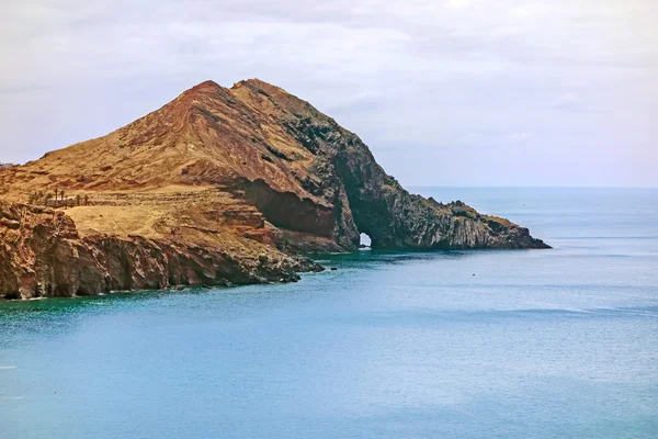 Зробити рок ворота Ponta Furado — стокове фото