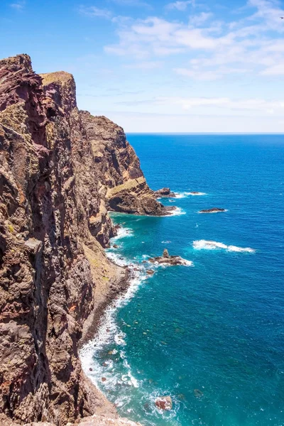 Madeira, cliff kusten vid Ponta de Sao Lourenco — Stockfoto
